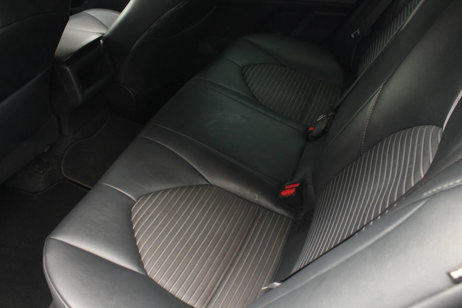 Used 2019 Toyota Camry SE FWD image 17