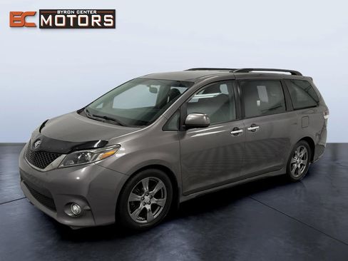 Used 2017 Toyota Sienna SE FWD image 1