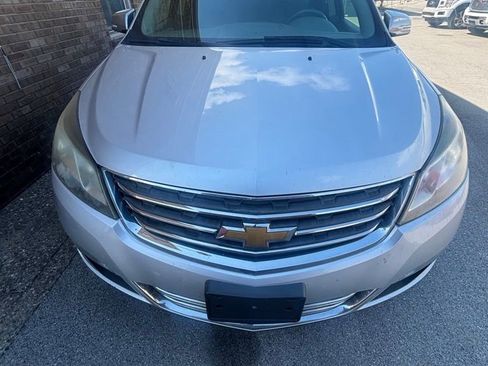 Used 2015 Chevrolet Traverse LT w/ Style and Technology Package FWD image 2