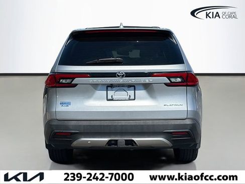 Used 2024 Toyota Grand Highlander AWD image 6
