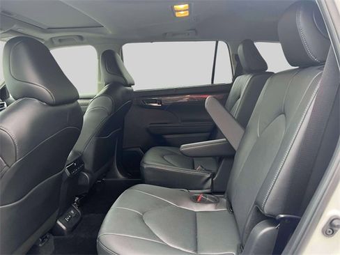 Certified 2025 Toyota Highlander Limited image 16