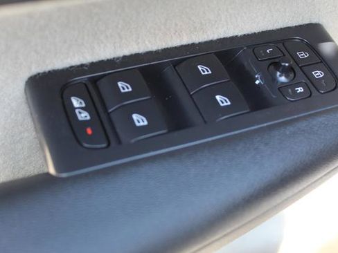 Used 2020 Volvo XC40 T5 Momentum w/ Protection Package image 16