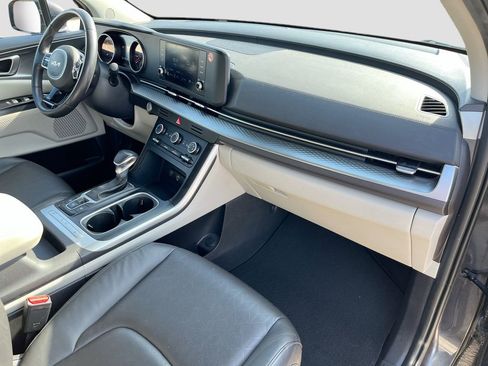 Certified 2024 Kia Carnival LX image 28