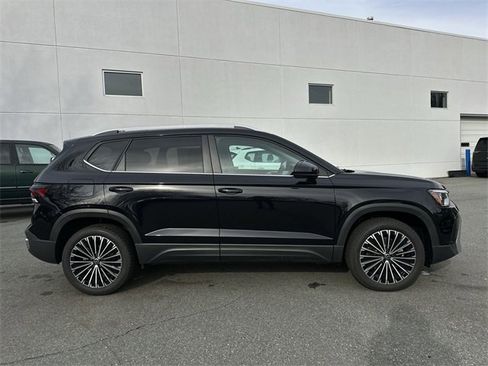 New 2026 Volkswagen Taos SE image 6