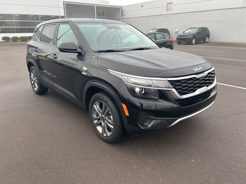 Used 2023 Kia Seltos LX AWD/4WD image 3