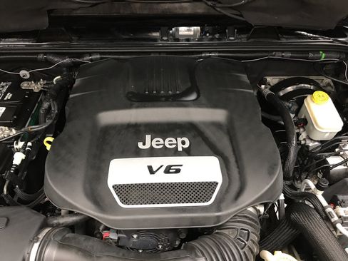 Used 2015 Jeep Wrangler Unlimited Sahara w/ Connectivity Group AWD/4WD image 22
