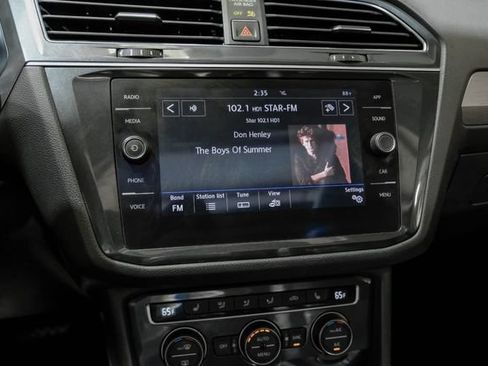 Used 2018 Volkswagen Tiguan SE w/ Panoramic Sunroof Package FWD image 26