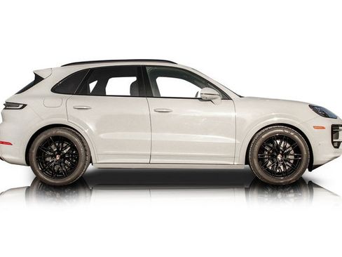 Used 2025 Porsche Cayenne GTS image 2