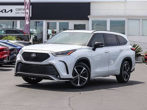 Used 2022 Toyota Highlander XSE FWD image 1