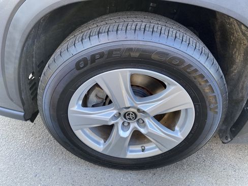 Used 2020 Toyota Highlander LE FWD image 9