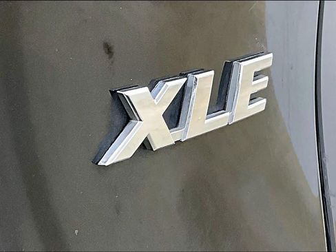 Used 2019 Toyota RAV4 XLE Premium image 10