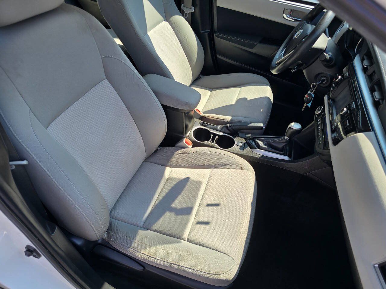 Used 2015 Toyota Corolla LE FWD image 28