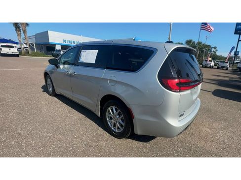 Used 2024 Chrysler Pacifica Touring-L FWD image 4