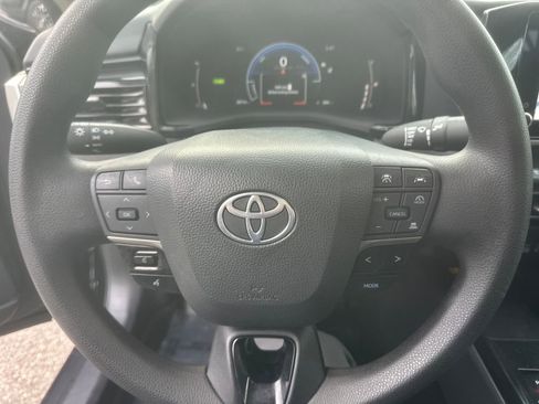 Used 2025 Toyota Camry LE image 10