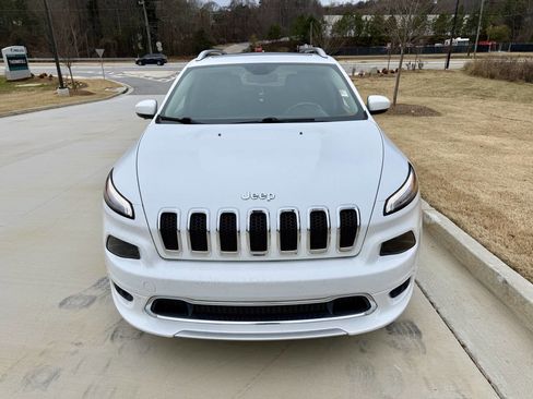 Used 2017 Jeep Cherokee Overland image 2