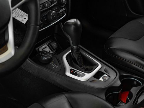 Used 2017 Jeep Cherokee Trailhawk w/ Cold Weather Group image 22