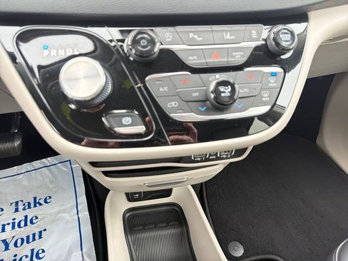 Used 2023 Chrysler Pacifica Touring-L image 17