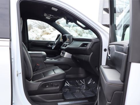 Used 2023 GMC Yukon XL SLT image 30