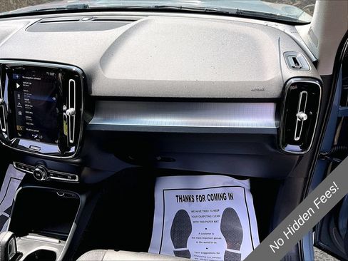 Used 2021 Volvo XC40 T4 Momentum FWD image 15
