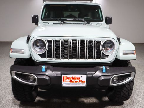 Used 2024 Jeep Wrangler Unlimited Sahara w/ Technology Group AWD/4WD image 5