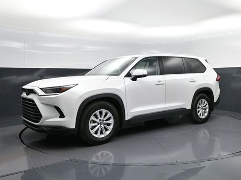 Used 2024 Toyota Grand Highlander XLE image 3