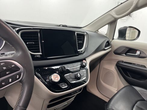 Used 2023 Chrysler Pacifica Touring-L FWD image 10