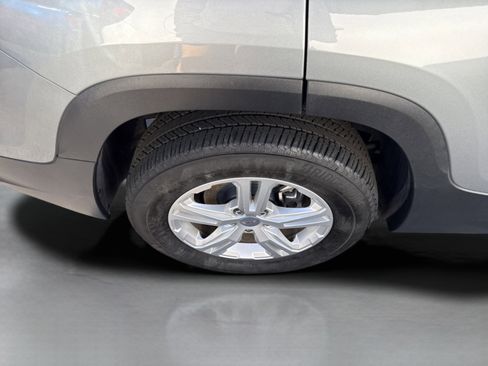 Used 2024 GMC Terrain SLE image 2