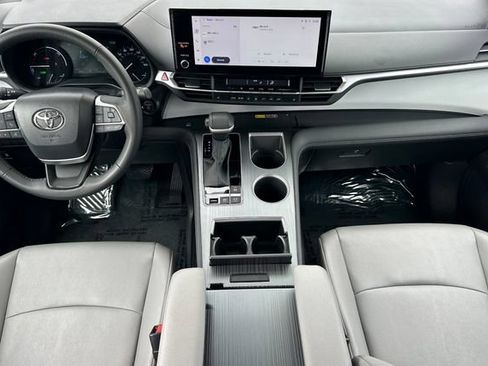 Certified 2025 Toyota Sienna XLE w/ XLE Plus Package AWD/4WD image 18