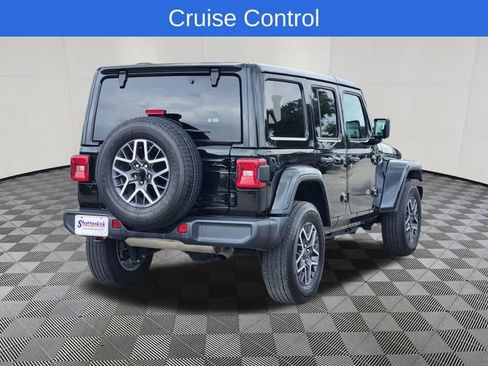 Used 2025 Jeep Wrangler Unlimited Sahara AWD/4WD image 4
