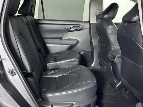 Used 2024 Toyota Highlander XLE image 31