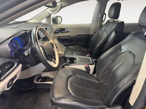 Used 2019 Chrysler Pacifica Limited w/ Tire & Wheel Group FWD image 7