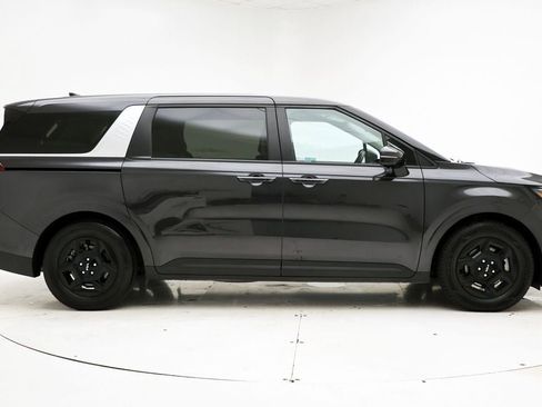 Used 2025 Kia Carnival FWD image 3
