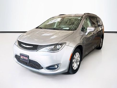 Used 2019 Chrysler Pacifica Touring-L FWD image 1