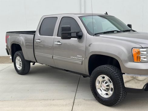 Used 2007 GMC Sierra 2500 SLE w/ Z71 Off-Road Package image 10