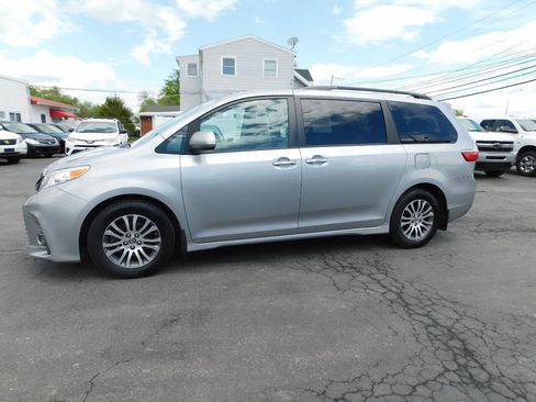 Used 2018 Toyota Sienna XLE FWD image 5