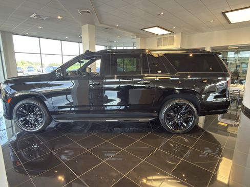 Certified 2022 Cadillac Escalade ESV Sport AWD/4WD image 2
