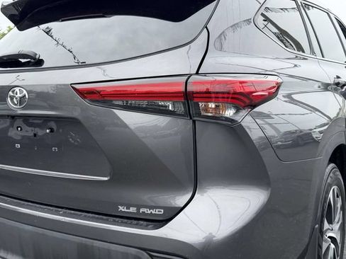 Used 2021 Toyota Highlander XLE AWD/4WD image 6