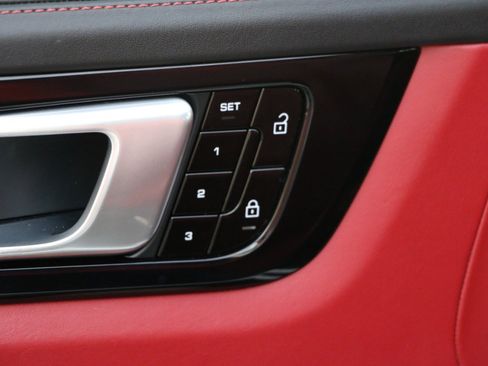 Used 2020 Porsche Cayenne w/ Premium Package image 17