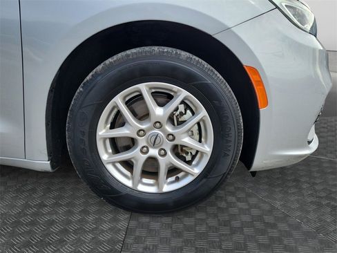 Certified 2024 Chrysler Pacifica Touring-L image 6