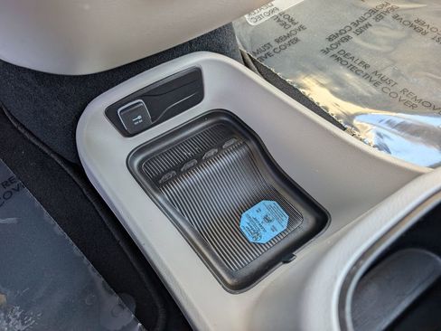 Used 2024 Chrysler Pacifica Touring-L image 28