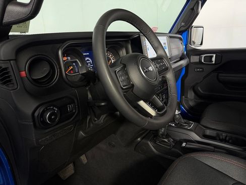 Used 2025 Jeep Wrangler Unlimited Rubicon w/ Convenience Group AWD/4WD image 21