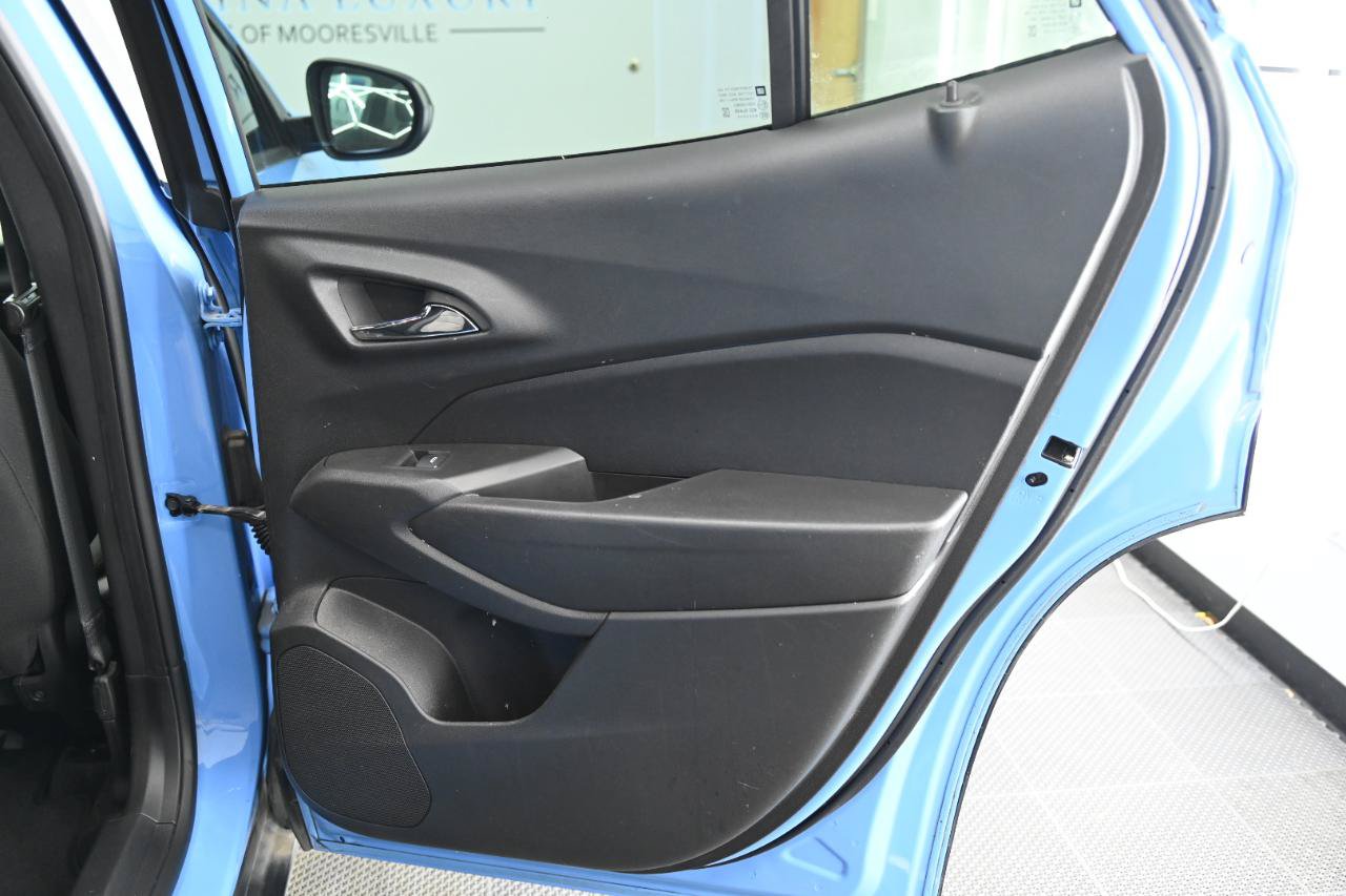 Used 2024 Chevrolet Trax RS w/ Sunroof Package FWD image 32