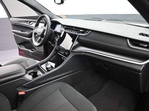 Used 2024 Jeep Grand Cherokee Laredo w/ Trailer Tow Package image 25