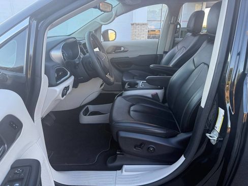 Used 2023 Chrysler Pacifica Touring-L image 10