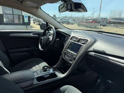 Used 2020 Ford Fusion SE image 24