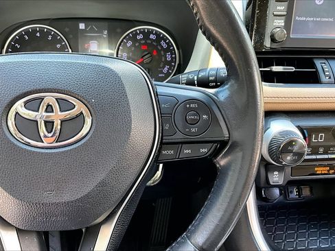 Used 2019 Toyota RAV4 XLE Premium FWD image 11