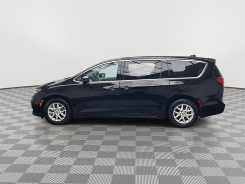 Used 2024 Chrysler Pacifica Touring-L image 36