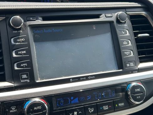 Used 2018 Toyota Highlander Limited FWD image 36