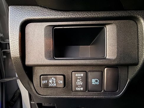 Used 2018 Toyota Tacoma TRD Off-Road AWD/4WD image 23