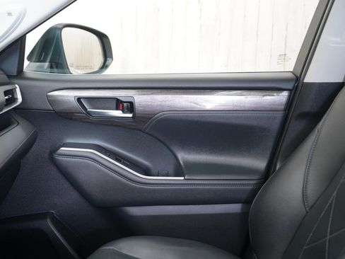 Used 2021 Toyota Highlander Platinum AWD/4WD image 32